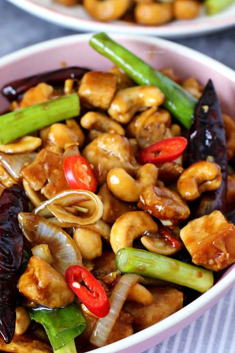 Thai Cashew Chicken, Chicken Cashew Stir Fry, Cashew Recipes, Cashew Chicken Recipe, Bawang Bombay, Hot And Sour Soup, Chicken Patties, Cashew Chicken, Roasted Cashews