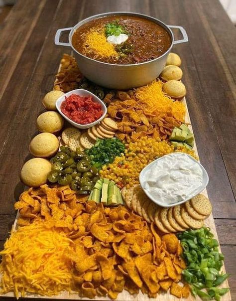 FAMILY CHILI BOARD - Great for fall... - On My Kids Plate Chili Board, Chili Party, Chili Bar, Chili Cook Off, Charcuterie Inspiration, Charcuterie Recipes, Fun Dinners, Game Day Food, Food Platters