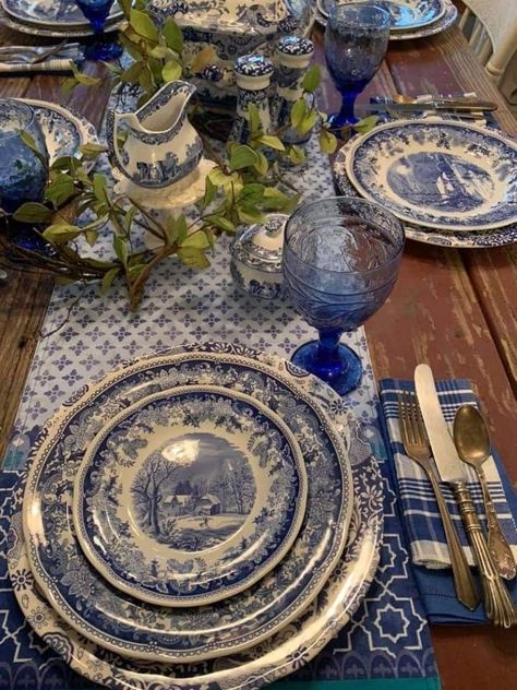 Blue And White Tablescapes, Table Decor Dining Room, Old Britain, Room Table Decor, Blue Dinner, Decor Dining Room, Blue White Decor, Dining Room Table Decor, Table Setting Decor