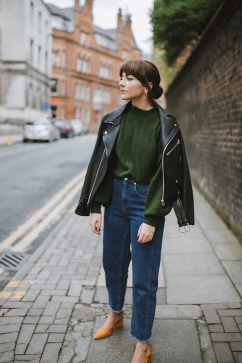 Colourful Casual Outfits, British Fashion Women, Artist Outfit Style, Classic Edgy Style, Playful Outfits, Green Sweater Women, Alice Catherine, Outfit Petite, Playful Style