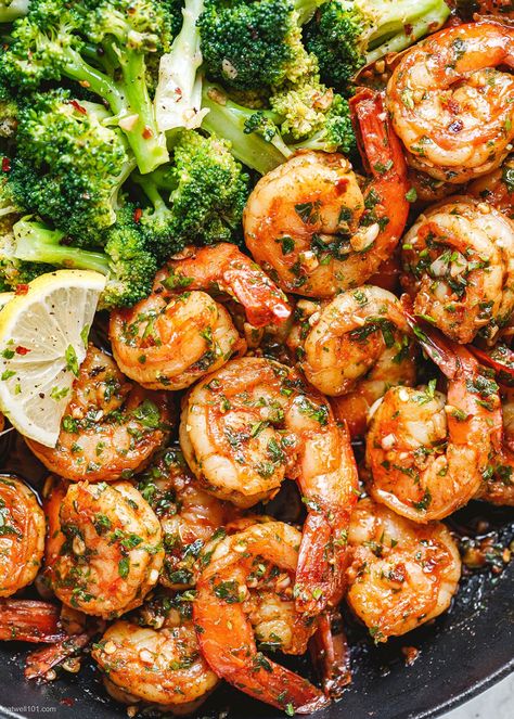 Garlic Butter Shrimp with Broccoli - #shrimp #broccoli #recipe #eatwell101 - This garlic butter shrimp and broccoli skillet recipe is quick, simple, and big on flavor! - #recipe by #eatwell101 Garlic Butter Shrimp And Broccoli, Broccoli Shrimp, Easy Entrees, Broccoli Skillet, Buttered Shrimp Recipe, Shrimp Broccoli, Recipe Broccoli, Murgh Makhani, Keto Shrimp