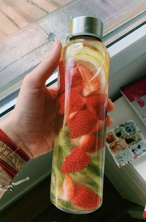 Healthy Water Drinks, Refreshing Drinks Recipes, Fruit Infused Water, Healthy Drinks Smoothies, Healthy Water, Fruit Water, Healthy Food Motivation, Healthy Lifestyle Food, Healthy Drinks Recipes