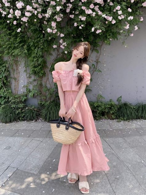 Pink Maxi Skirt Outfit, Maxi Skirt Outfit, Pink Maxi Skirt, Outfit Korean, Maxi Skirt Outfits, Figure Poses, Pink Maxi, Skirt Outfit, Cute Simple Outfits