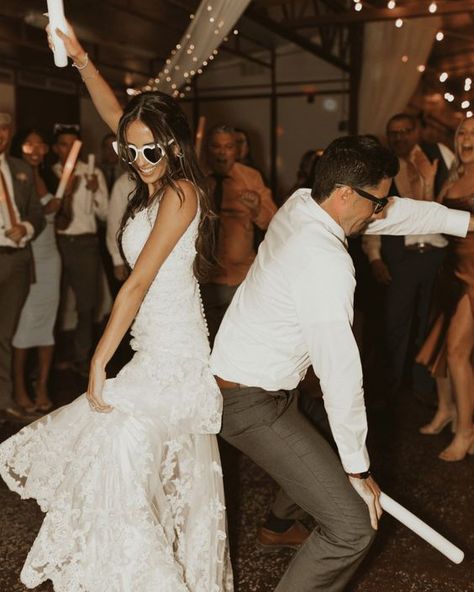 Party Pictures Ideas, Destiny Wedding, Wedding Party Pictures, Backyard Wedding Photography, Wedding Photo List, Etiquette Rules, Wedding Parties Pictures, Bridesmaid Pictures, Reception Photography