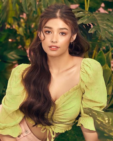 Hairstyle For Graduation Pictorial, Liza Soberano Instagram, Graduation Pictorial, Filipino Hair, Filipiniana Dress, Grad Pic, Graduation Pics, Stranger Things Girl, Layered Haircuts For Medium Hair