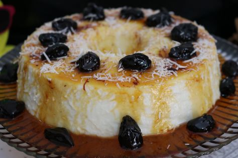 Manjar de coco com ameixa - Receitas de pudim Sam E, December 22, Flan, Mini Cheesecake, Donuts, Cheesecake, Coco, Food And Drink, Pie