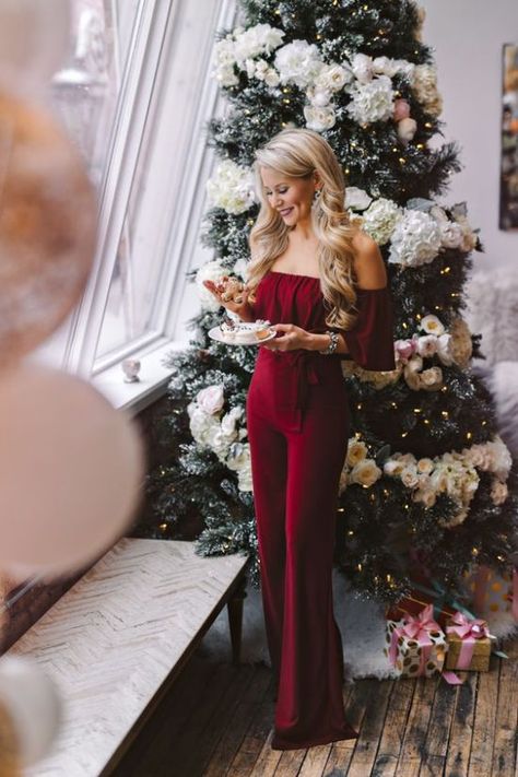 Winter Outfits You Can Wear To A Christmas Party #fashion #winterfashion Christmas Outfit Women Holiday, Simple Christmas Outfits, Christmas Party Outfits Classy, Classy Christmas Party, Christmas Party Outfit Work, Outfit For Christmas, Cocktail Party Outfit, Holiday Outfits Christmas, Cute Christmas Outfits