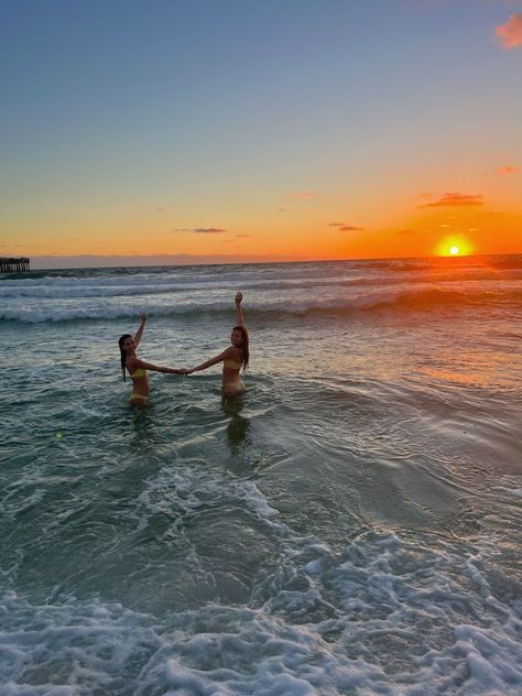 Sunrise Swim Aesthetic, Beach Sunset Friends, Pcb Aesthetic, Swimming Beach Aesthetic, Swimming At Beach, Sunset Beach Pics, Beach Sunset Pictures, Summer Aesthetic Sunset, Sunset Swimming