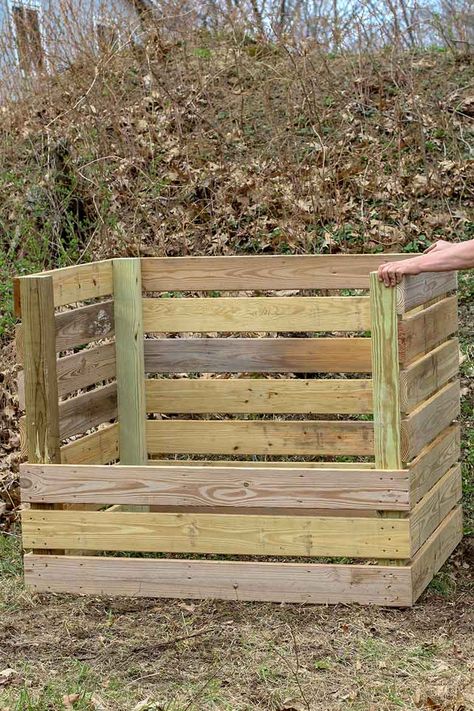 Wooden Compost Bin, Compost Bin Pallet, Making A Compost Bin, Backyard Homestead, Wooden Bins, Compost Bin Diy, Compost Bins, Horse Manure, Diy Compost