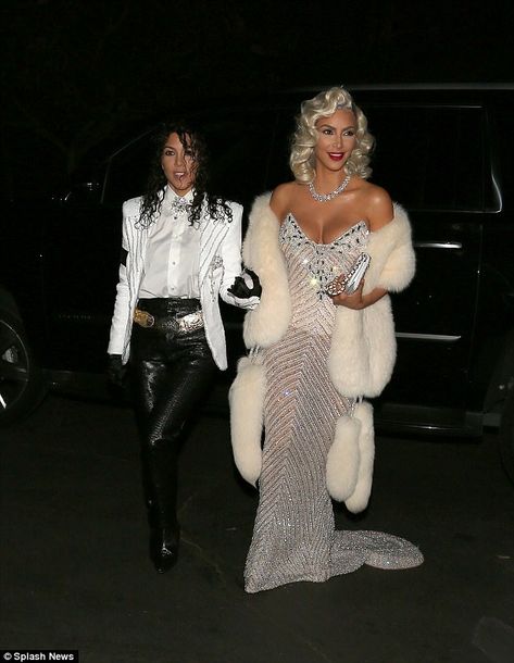 Double trouble! On Saturday Kim Kardashian recruited her sister Kourtney in on the fun as the siblings channeled none other than Michael Jackson and Madonna Kardashian Halloween Costume, Celebrity Fancy Dress, Michael Jackson Costume, 40s Mode, Kardashian Dresses, Best Celebrity Halloween Costumes, Kim And Kourtney, Celebrity Costumes, Celebrity Halloween Costumes