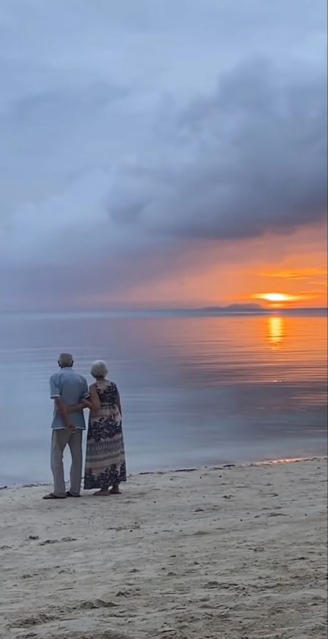 Old People Traveling, Happy Couples Aesthetics, Elderly Photoshoot, Love Old Couple, Old Couple Aesthetic, Happy Couple Aesthetic, Sunrises Aesthetic, Couple Travel Aesthetic, Happy Old Couple