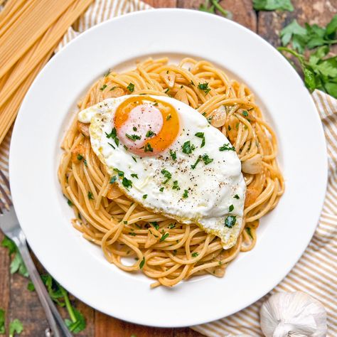 Garlic Spaghetti with Fried Eggs | Possibly the BEST Comfort Dish Ever Egg Spaghetti Recipe, Egg And Pasta Recipes, Spaghetti With Egg, Food Spain, Garlic Spaghetti, Seafood Stew, Huevos Fritos, Comfort Dishes, Fried Eggs