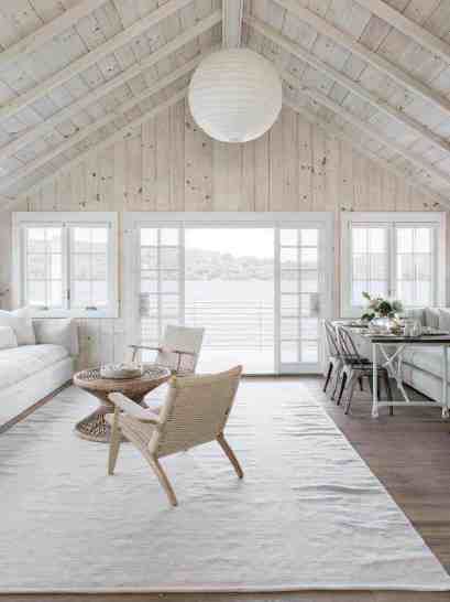 Eclectic modern farmhouse with unexpected pops of color in New York Chalet Modern, Contemporary Lake House, Country Modern Home, Vibeke Design, Modern Lake House, Casa Country, Casa Vintage, Lakefront Homes, 아파트 �인테리어