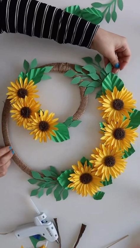 Sunflower Wall Hanging, Cricut Paper Crafts, Store Hacks, Dollar Store Hacks, Beautiful Paper, Hacks Diy, Paper Crafts Diy, Crafts Diy, Wall Hangings