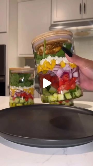 Meal Prep Containers Food Storage, Instagram Salad, Parsley Dressing, Plats Healthy, Salad Meal Prep, Mason Jar Meals, Easy Healthy Meal Prep, Salad In A Jar, Prepped Lunches