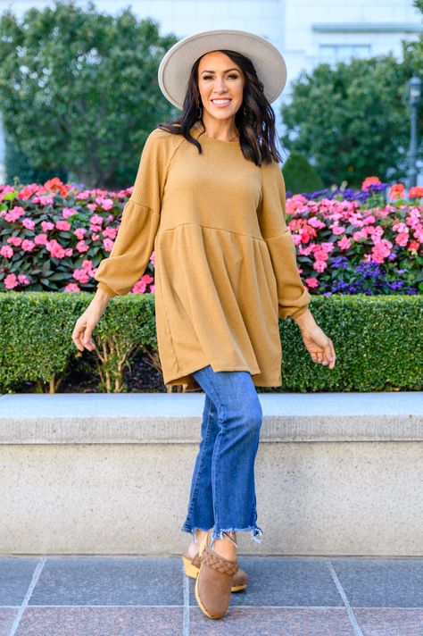 Mustard sweater outfit