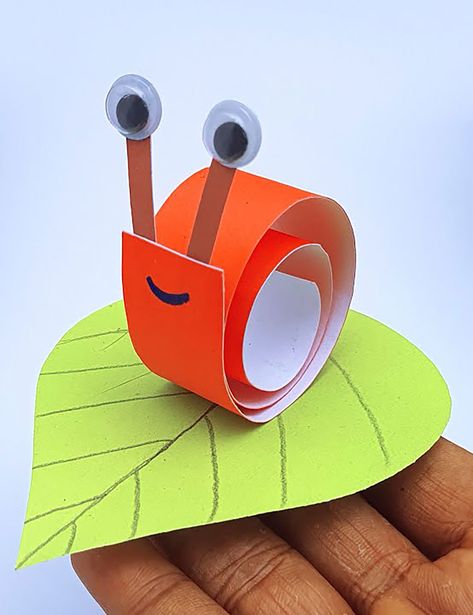 How To Make Paper Snail Step By Step | Making Paper Crafts Toy Snail | DIY Back To School Projects See less Handmade toy snail making ideas out of paper - Moving paper toy making crafts - Paper art and crafts #PaperSnail #OrigamiToy #Crafts Snail Diy Crafts, Paper Snail Craft, Snail Diy, Snail Crafts, Snail Party, Back To School Projects, Origami Toys, Room Crafts, Snail Craft