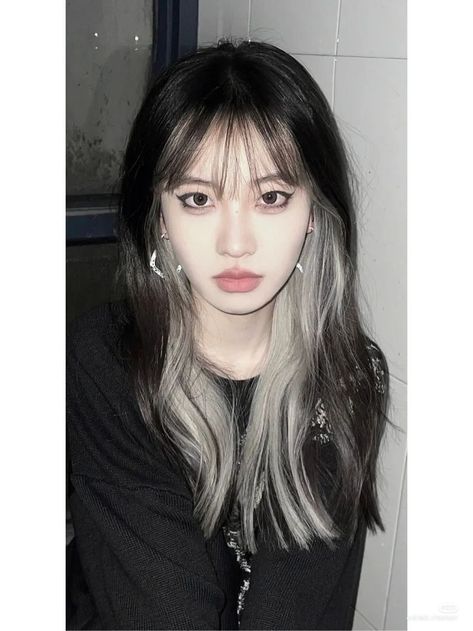 Brunette Hair Shades, Pelo Ulzzang, How To Make Hairstyle, Kpop Hair Color, Wedding Ponytail, Hairstyle For Medium Hair, Two Toned Hair, Korean Hair Color, Hair Color Underneath