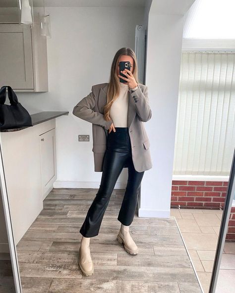 Sally pe Instagram: „Happy Friday people! Repping full Zara tonight! Does anyone else have these roll necks in all colours? Literally an absolute staple I tell…” Leather Flare Pants Outfits, Leather Trousers Outfit, Cute Christmas Outfits, Leather Pants Outfit, Zara Boots, Zara Jumpsuit, Zara Mini, Flared Leggings, Leather Pant