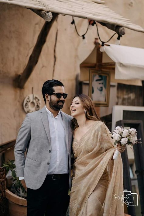 Saree Poses With Husband, Poses With Husband, Haldi Couple, Gold Jewellry, Saree Poses, Pre Wedding Poses, Engagement Dress, Hello December, White Saree