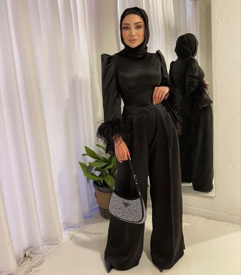 Hijabi Jumpsuit Outfit Soiree, Party Jumpsuits For Women Classy, Hijab Jumpsuit Party, Simple Soiree Outfit, Fancy Hijabi Outfits, Hijab Evening Dress Classy, Soiree Outfits For Hijab, Jumpsuit Soiree, Veiled Clothes