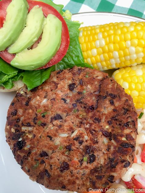 black bean burgers Vegetable Diet Plan, Spicy Black Bean Burgers, Vegetarian Patty, Freeze Ahead Meals, Black Bean Patties, Meatballs Recipes, Black Bean Burger, Meatless Meal, Burger Patties