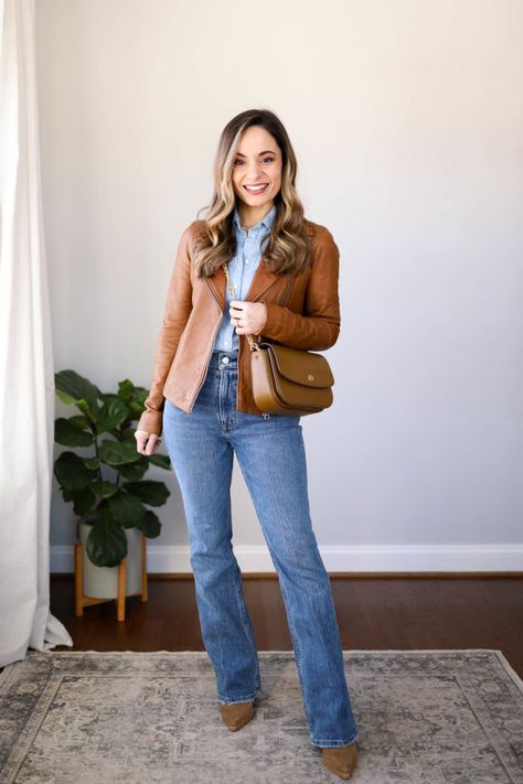 Petite Fashion Archives - Pumps & Push Ups Flare Jeans Winter, Flare Jeans Outfit Winter, Flair Jeans Outfit, Jeans Pumps, Flare Jeans Outfit, Sleeveless Chambray, Jeans Winter, Outfits Con Jeans, Jeans Outfit Winter