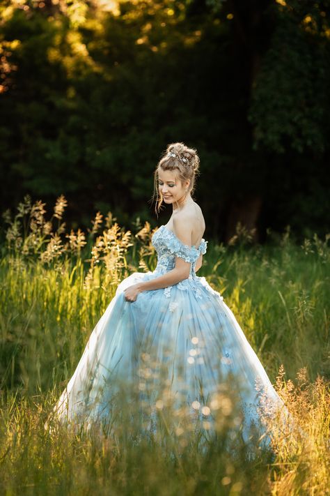 Prom Dress Senior Pictures Photo Ideas, Ball Gown Picture Poses, Senior Pictures With Prom Dress, Prom Dress Portraits, Grad Dress Picture Ideas, Prom Outdoor Photography, Outdoor Prom Picture Ideas, Prom Dresses Poses Photo Ideas, Debutant Photoshoot