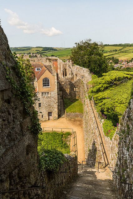 Carisbrooke Castle, in the village of Carisbrooke, near Newport, Isle of Wight, England. Nostalgic Architecture, Grand Buildings, Carisbrooke Castle, Uk Castles, Castle England, British Castles, English Castles, Castle Mansion, Royal Castles