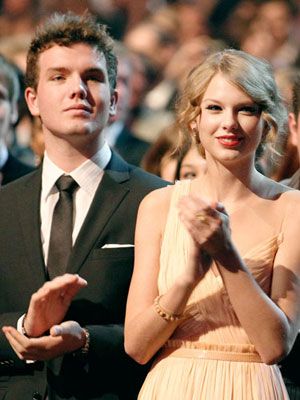 Austin Swift....Taylor Swift's brother.  I approve of his face. Austin Swift, Taylor Swift Family, Taylor Swift Brother, Guitar Picture, Celebrity Siblings, Makeup Hairstyle, People's Choice Awards, Being Good, Taylor Alison Swift