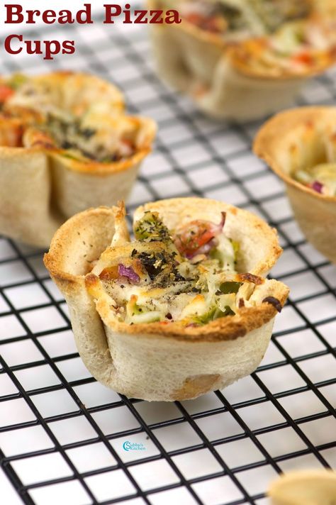 Bread Cups Appetizers, Quiche Mini, Pizza Cups, Snacks Kids, Xmas Recipes, Party Starters, Bread Pizza, Cheesy Bread, Bread Appetizers