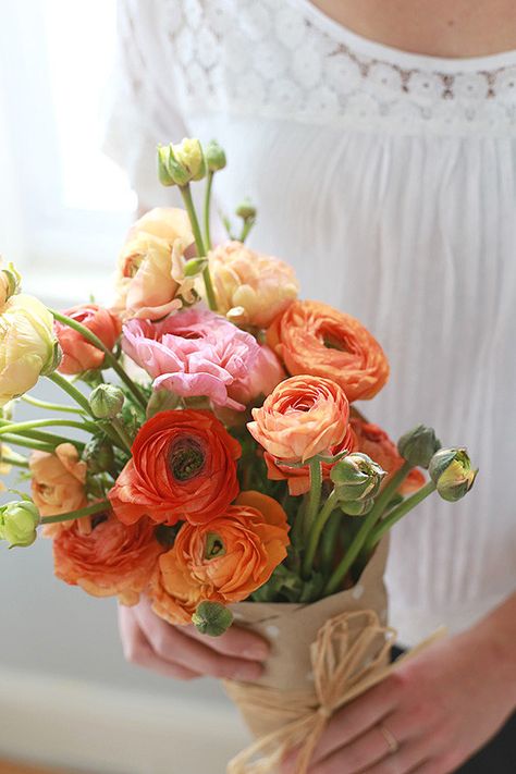 Wrap A Bouquet, Fresh Flower Bouquets, How To Wrap, Bouquet Wrap, How To Wrap Flowers, Language Of Flowers, Diy Bouquet, Bouquet Of Flowers, Ranunculus