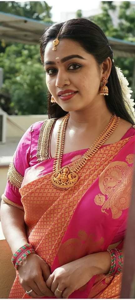 Gayathri Yuvaraj, Attractive Dresses, Beautiful Dresses Short, Stylish Clothes For Women, Indian Actress Hot Pics, Beautiful Smile Women, Indian Beauty Saree, Beauty Women, Gold