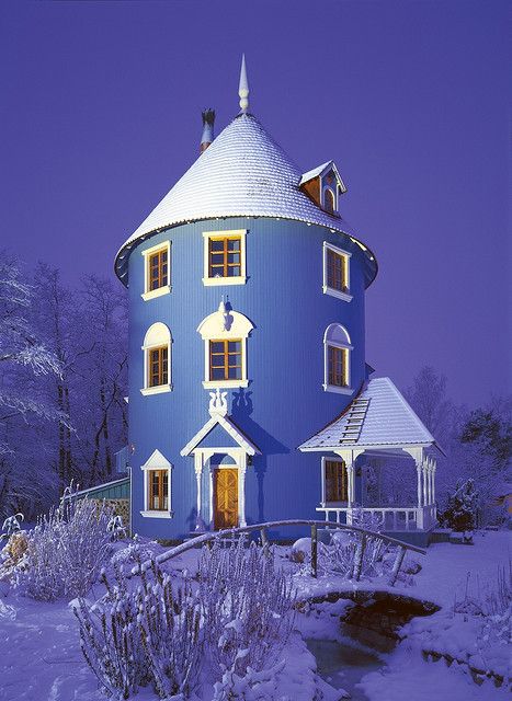 Moominworld - vintola photography. Human-size Moominhouse in Moomin World theme park, Naantali, Finland. Moominhouse (Swedish: Muminhuset) is a fictional house, where the Moomins live in the tales by Finnish author Tove Jansson. Its tall, round shape is said to be patterned after the porcelain stoves behind which the Moomins' ancestors used to live. Moomin House, Silo House, Grain Silo, Unusual Homes, Magnolia Market, Unique Houses, Design Exterior, Blue House, Beautiful Buildings