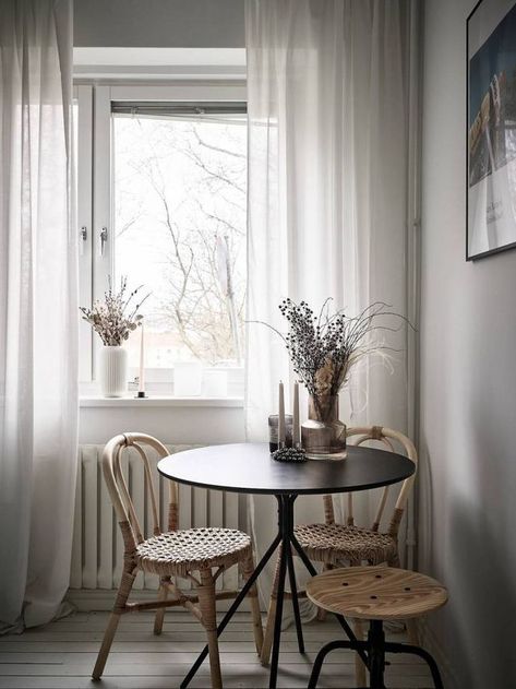 Calm home with grey walls | COCO LAPINE DESIGN | Bloglovin’ Grey Kitchen Table, Round Dining Table Decor, Small Round Dining Table, Calm Home, Dining Room Corner, White Round Tables, Dining Room Paint Colors, Round Table Decor, Coco Lapine Design