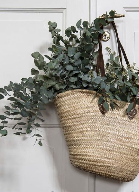 Eucalyptus Tree, Hanging Baskets, Decorative Wicker Basket, Easy Crafts, Artificial Flowers, Straw Bag, Mood Board, Home Diy, Home Decor