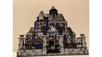 LEGO MOC The Haunted Victorian by bugsbycarlin | Rebrickable - Build with LEGO Halloween Legos, Lego Vampire, Lego Haunted House, Vampire Castle, Halloween Downloads, Lego Halloween, Spooky Ideas, Gothic Buildings, Gothic Castle