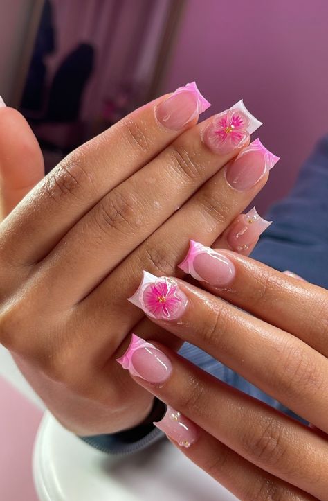 Short Designed Nails, Pink Nails Acrylic Birthday, Acrylic Nails Short With Design, Natural Color Short Nails, Short Simple Cute Nails, Summer Holiday Nail Inspiration, Pink Acisis, Almond Pink Flower Nails, Blue Flowers Nails Design