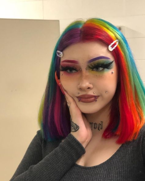 Weird Haircuts, Edgy Summer, Unicorn With Rainbow, Pretty Rainbow, Curly Hair Drawing, Rainbow Hair Color, Hair Color Crazy, Dyed Hair Inspiration, Split Hair