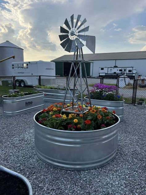 Windmill Flower Bed, Large Yard Decor, Flower Bed In Front Of Mobile Home, Dream Front Yard, Diy Windmill Outdoor, Windmill Yard Decor Outdoor, Farmhouse Outdoor Decor Ideas, Western Garden Ideas, Well Cover Ideas Outdoor Diy