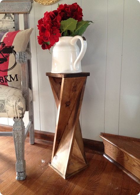 Wood Projects ~ Make this DIY twisted wood side table for around $6. It only takes a couple of hours to build! Diy Side Table, Carpentry Projects, Diy Simple, Diy Holz, Wood Plans, Wooden Projects, Side Table Wood, Woodworking Furniture, Easy Woodworking Projects