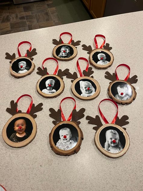 Infant Gifts To Parents Christmas, Christmas Crafts For Toddlers With Photo, Christmas Kids Keepsake Crafts, Christmas Craft Daycare, Kids Christmas Craft With Picture, Christmas Class Gifts For Parents, Kindergarten Christmas Presents For Parents, Prek Christmas Ornament Craft, Preschool Homemade Ornaments