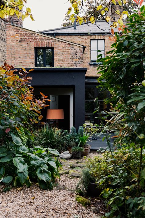 Lots Of Plants, Jungle Gardens, Courtyard Gardens Design, Victorian Cottage, Casa Exterior, London House, City Garden, Back Gardens, Courtyard Garden