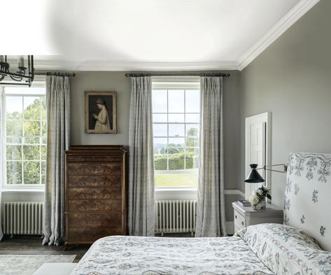 70+ Farrow and Ball paint colours in real homes | House & Garden Elemental Colour, Farrow And Ball Living Room, Susan Deliss, Laundry Room Tables, Raoul Textiles, Inviting Interiors, Gray Lamp, Breakfast Room Green, Living Room Colours