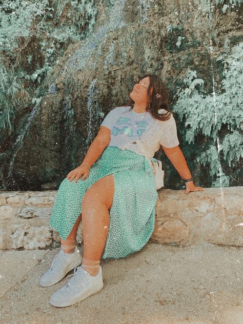 Fashion Photography Plus Size, Sitting Plus Size Poses, Poses For Mid Size Women, Insta Pic Ideas Plus Size, Midsize Poses Instagram, Poses For Curvy Women Instagram, Plus Size Photoshoot Poses, Vacation Poses Picture Ideas Plus Size, Plus Size Sitting Pose