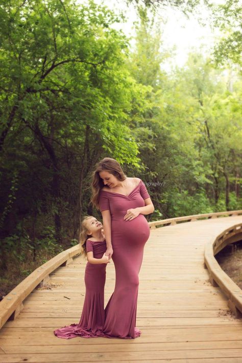 Maternity Pics With Daughter, Mother Daughter Maternity Shoot, Maturity Photoshoot With Kids, Maternity Photoshoot With Daughter, Mother And Daughter Maternity Shoot, Maternity Pictures With Daughter, Maternity Photography With Daughter, Maternity Shoot With Daughter, Mother Daughter Maternity Pictures