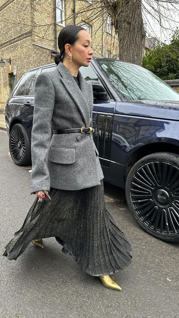 Khaite Boots Outfit, Oversized Belt Outfit, Layering A Dress For Fall, Khaite Street Style, Top Layering Outfit, Thick Belt Outfit, Long Grey Coat Outfit, Belted Outfits, Belted Blazer Outfit