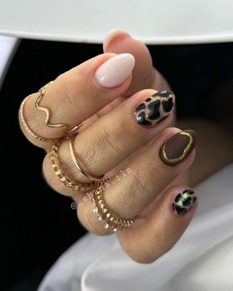 Fall Brown Nails 2024 25 Ideas: The Ultimate Guide to Trending Designs Black Brown White Nails, Birthday Nails For November, Short Gel Tips Nails Ideas, Trends Nails 2024, Fall Gel Mani, Fall Nails Sweater Design, Short Autumn Nails 2024 Trends, Fall Nails Short Nails, Short Square Nail Designs Trending Now