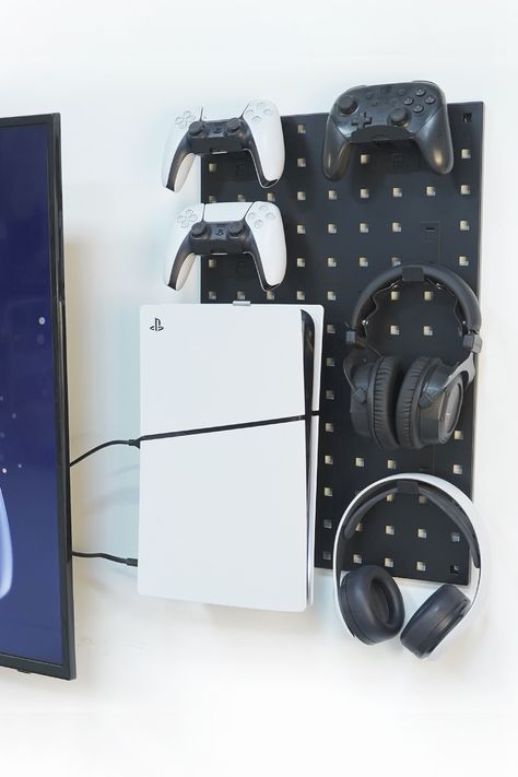 1: A pegboard designed for gaming - This product consists of a 22in x 14in pegboard and 7 accessories, including 3 controller holders, 2 headset hooks, and a remote control holder.
2: There is also a metal hanging board that can be used in conjunction with the console mount, which can fix game consoles such as PS5/PS4/PS3/Xbox one/Xbox series/switch, etc. on the pegboard (the console mount needs to be purchased separately and is compatible with all Monzlteck brand console mounts. Gaming Bedroom Ideas, Teen Game Rooms, Switch Controllers, Pegboard Wall, Gaming Bedroom, Controller Holder, Metal Pegboard, Remote Control Holder, Controller Design