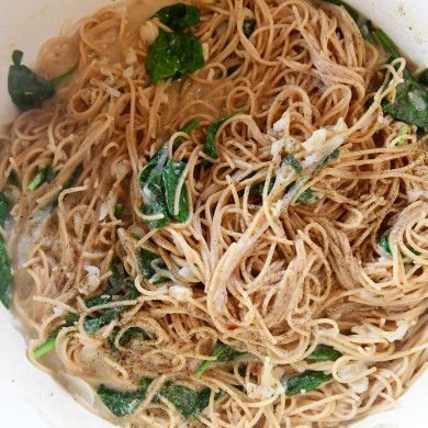 One-Pot Clam Spaghetti by Ree Drummond Clam Spaghetti, Clam Spaghetti Recipe, Clam Pasta, Ree Drummond Recipes, Spaghetti With Spinach, One Pot Spaghetti, Clam Sauce, Whole Wheat Spaghetti, Fresh Tomato Sauce